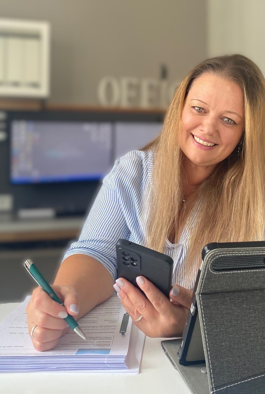 Alexandra Dose bei der Büroarbeit